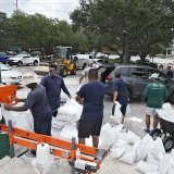 Les préparatifs vont bon train à Tampa (Floride) dans l'attente de la tempête Idalia.